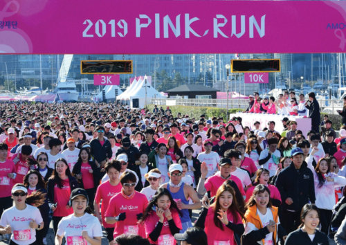 올해로 19년째 핑크리본 캠페인을 펼치고 있는 아모레퍼시픽 | 더블유 코리아 (W Korea)